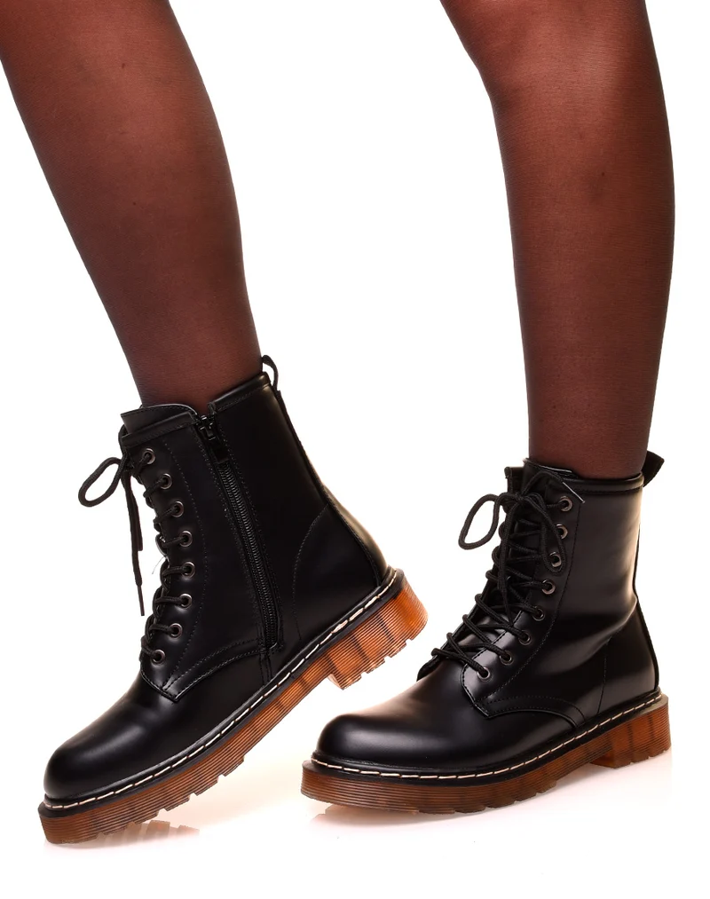 Bottines noires montantes effet mat à lacets