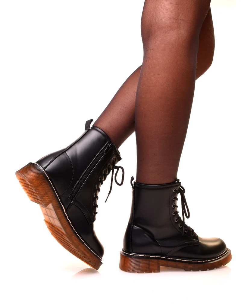 Bottines noires montantes effet mat à lacets