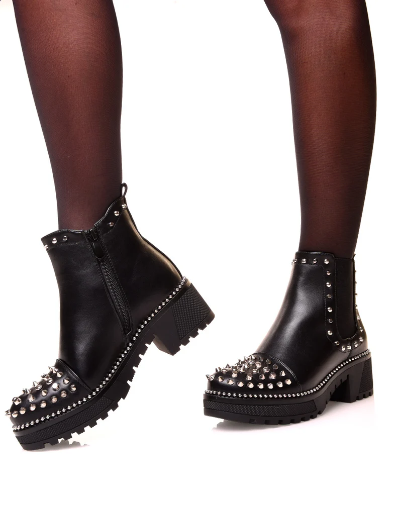 Chelsea boots noire à effet lisse ajouré de clous argenté