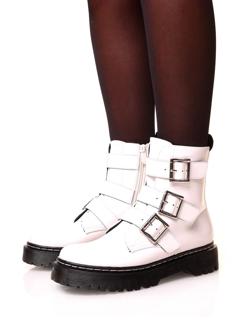 Bottines effet mate blanche à sangles ajustable