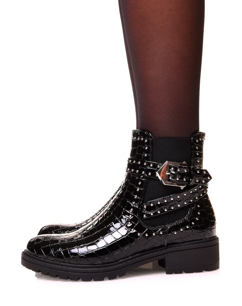 Bottines vernis noires effet croco à sangles cloutées