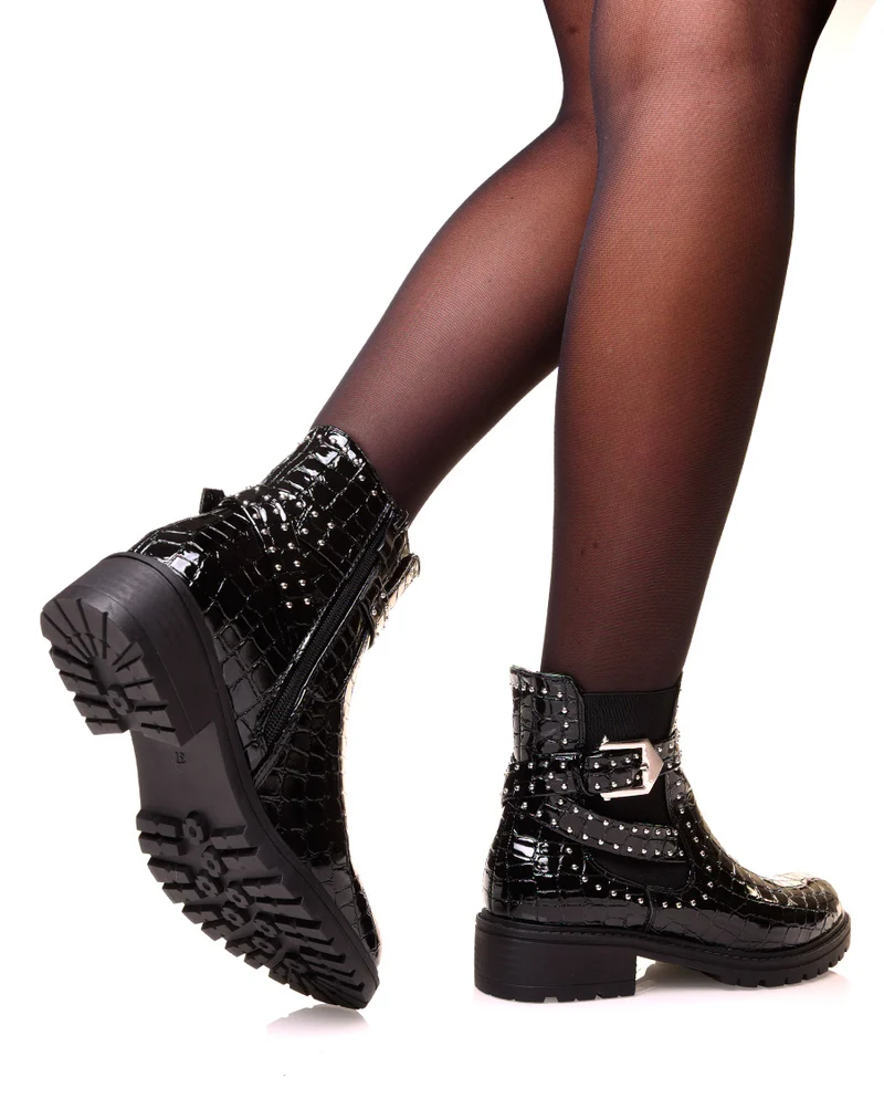 Bottines vernis noires effet croco à sangles cloutées