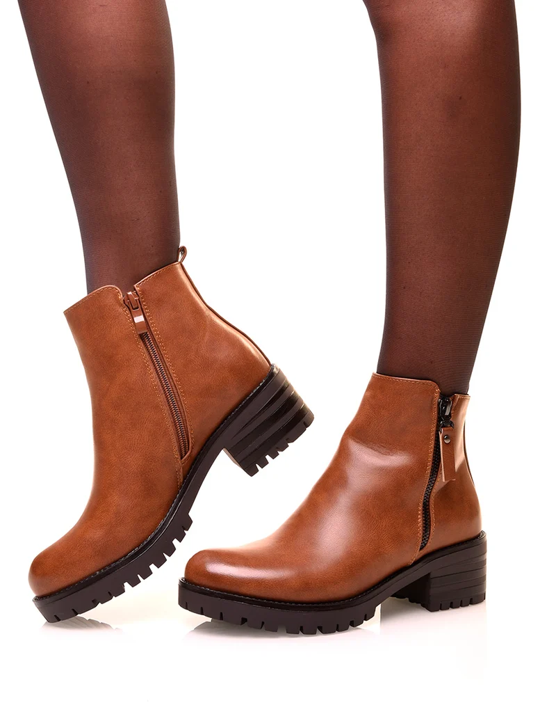 Bottines camel à fermeture décorative et semelle crantée