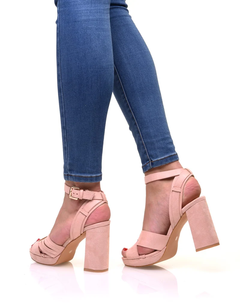 Sandales roses en suédines à talons épais