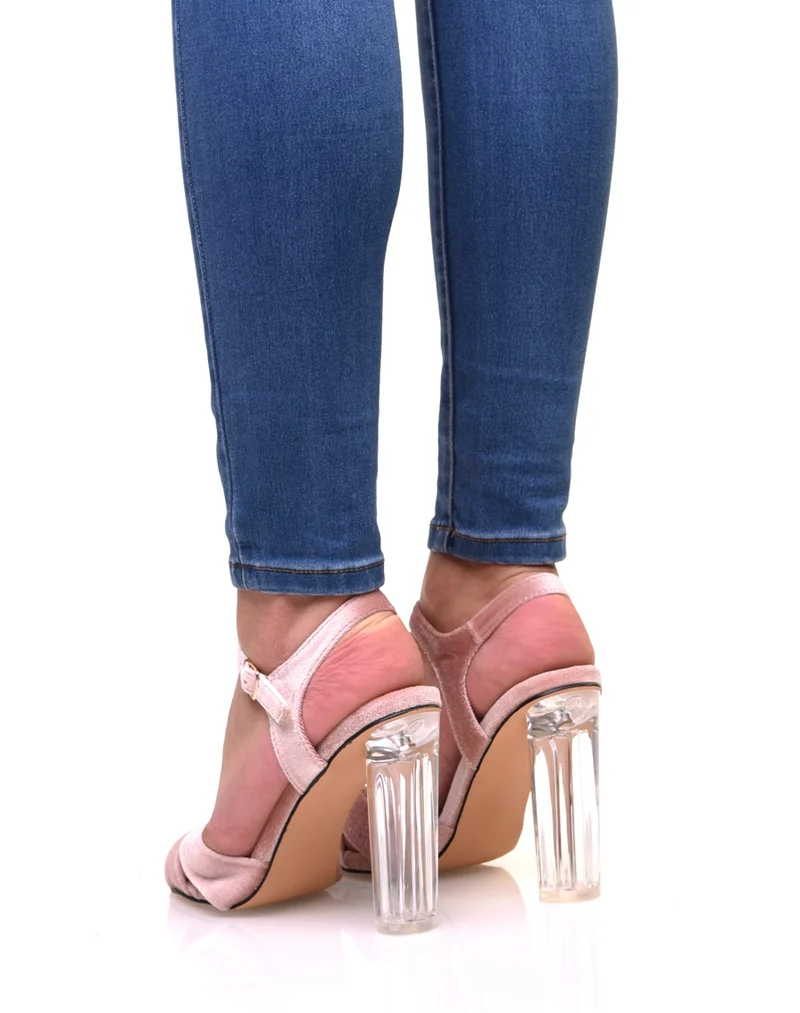 Sandales roses en velours à talons transparents