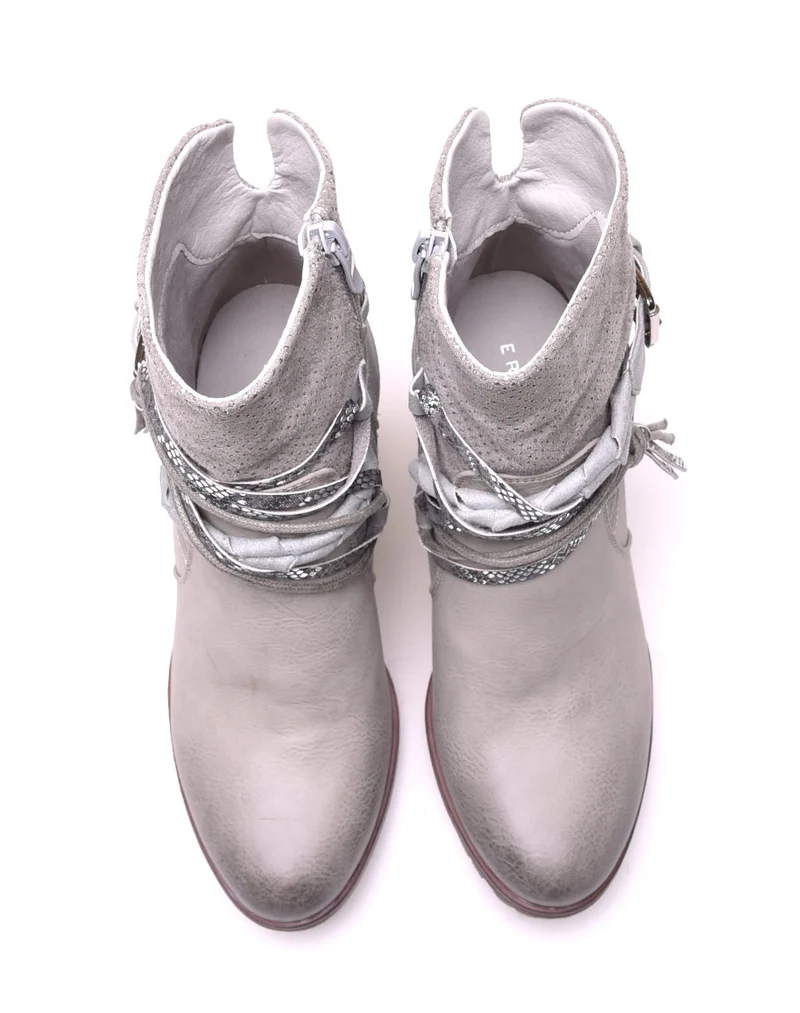 Bottines gris clair bi matières à talons et lanières multiples