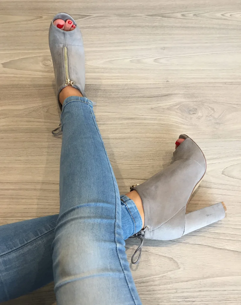 Sandales grises à talons en suédine
