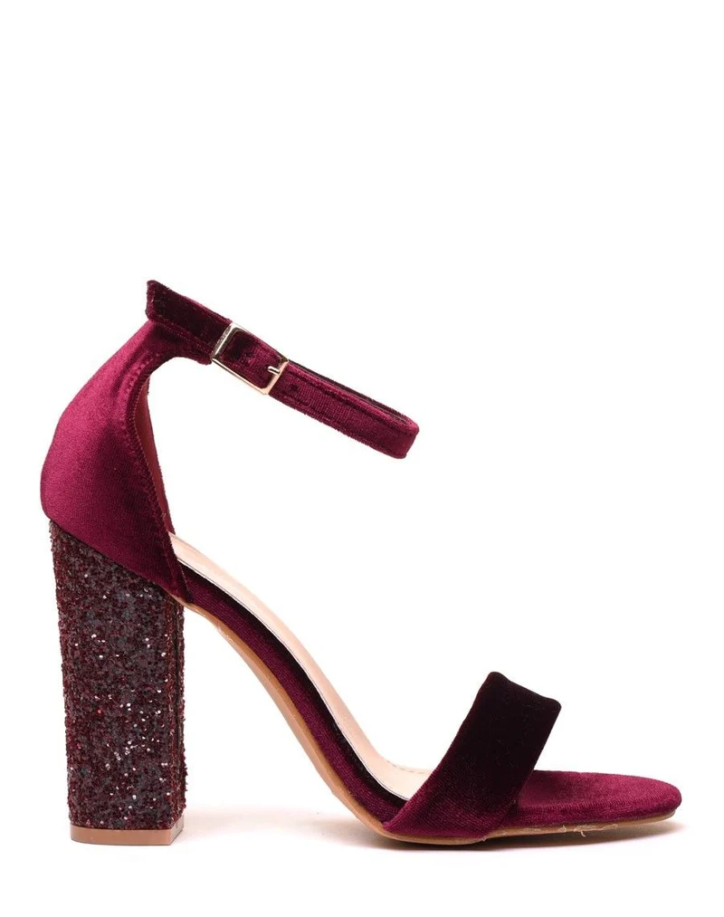 Sandales en velours bordeaux à talons ornés de sequins