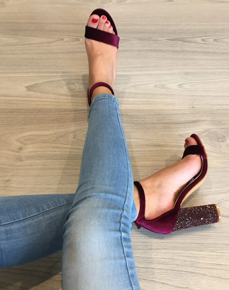 Sandales en velours bordeaux à talons ornés de sequins