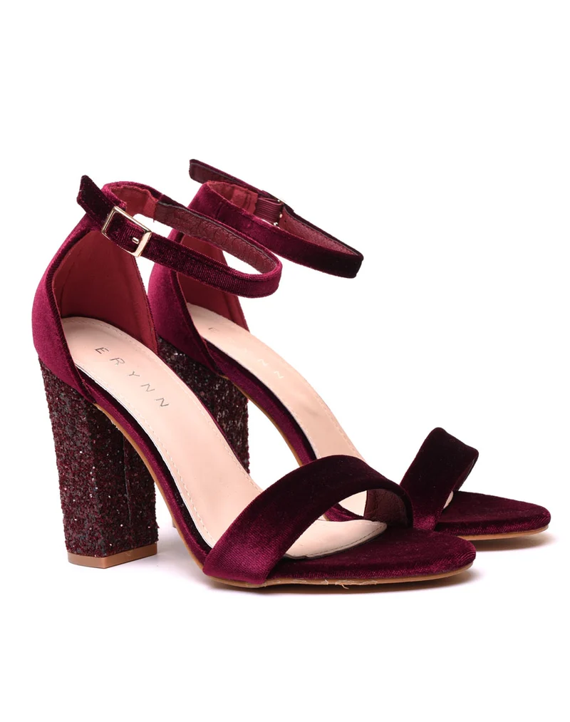 Sandales en velours bordeaux à talons ornés de sequins