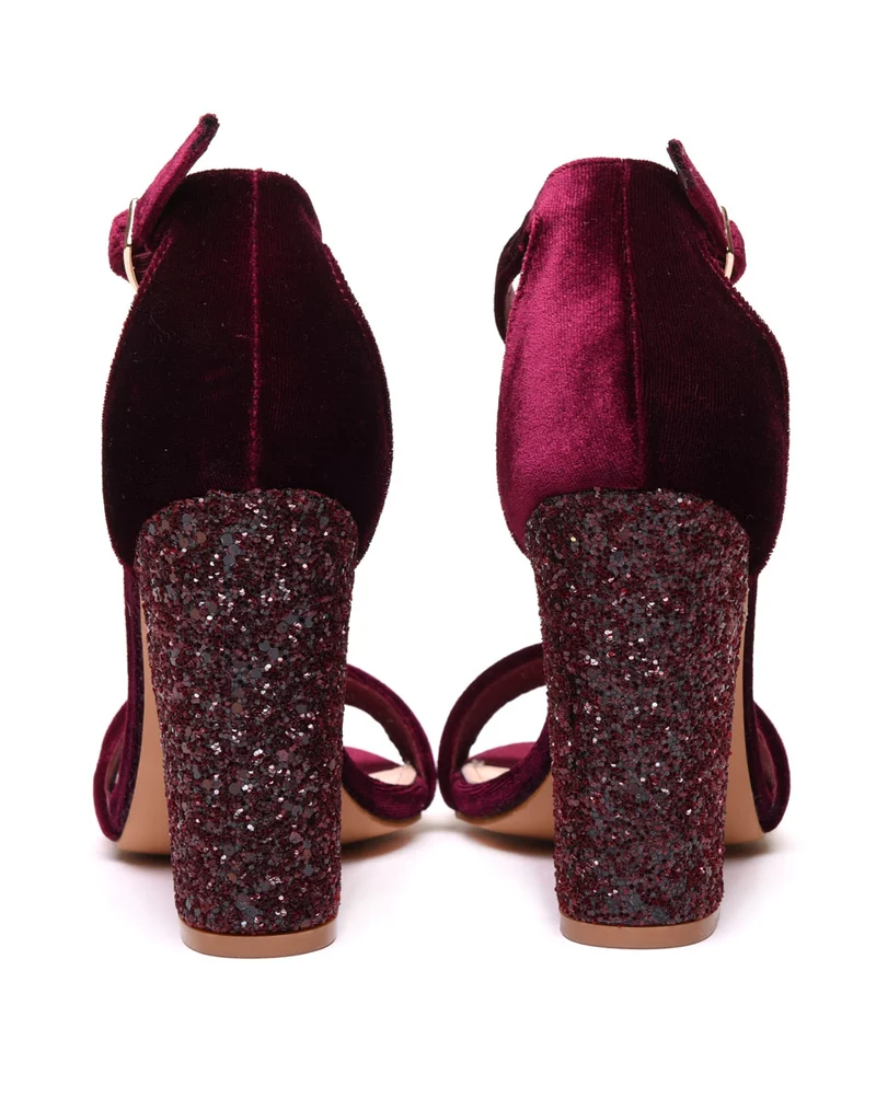 Sandales en velours bordeaux à talons ornés de sequins