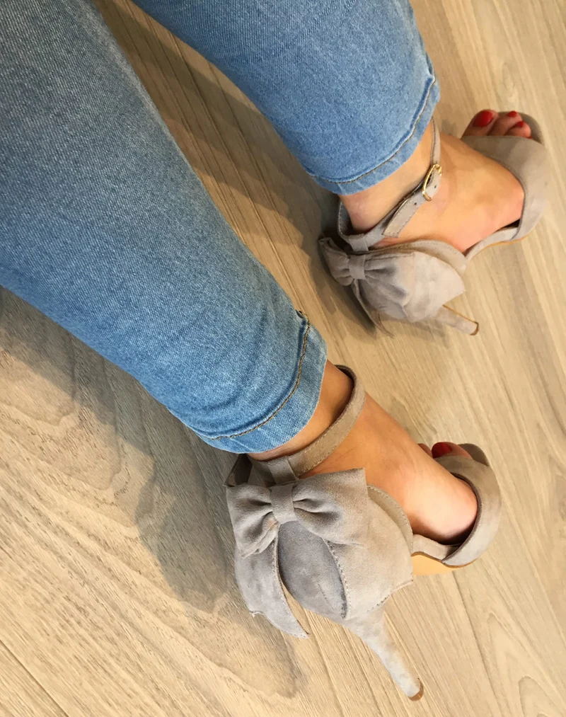 Escarpins en suédine gris à talons