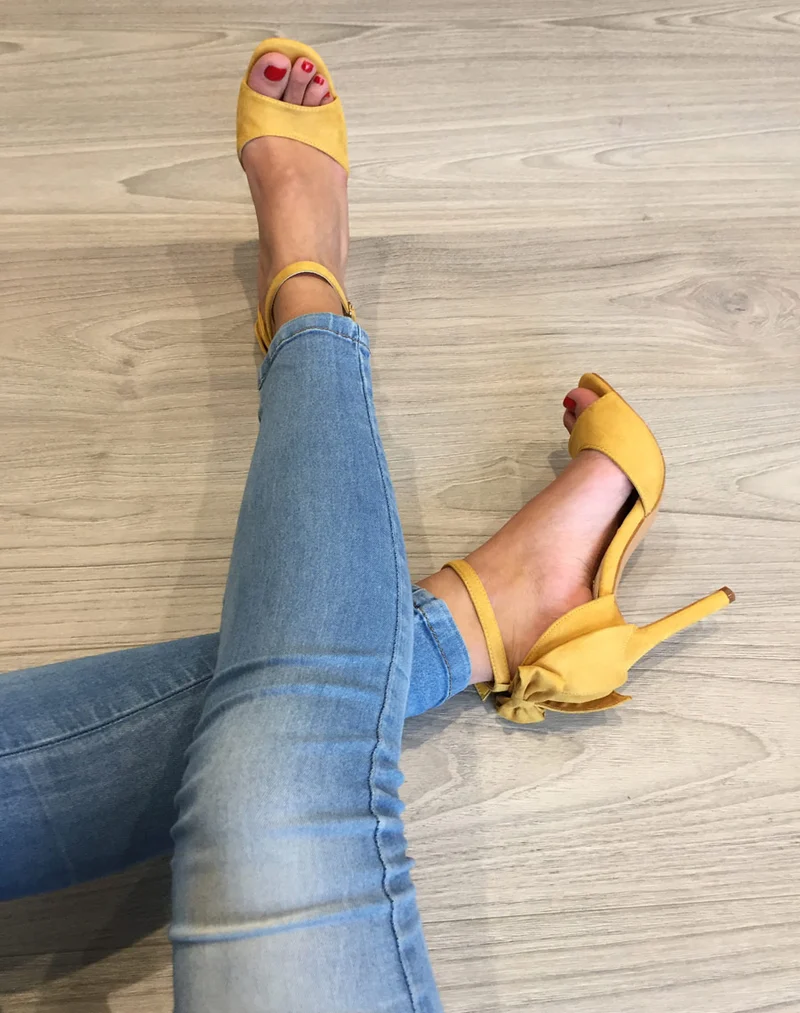Escarpins en suédine jaunes à talons