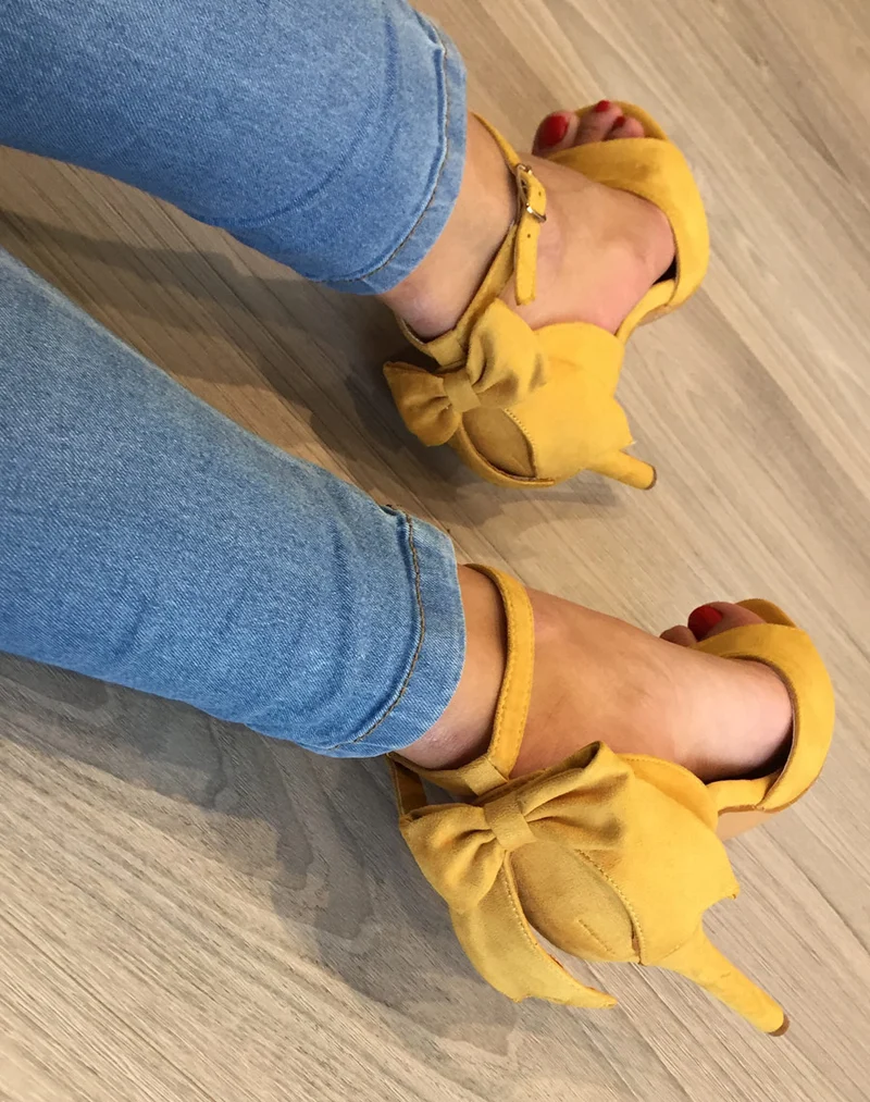 Escarpins en suédine jaunes à talons