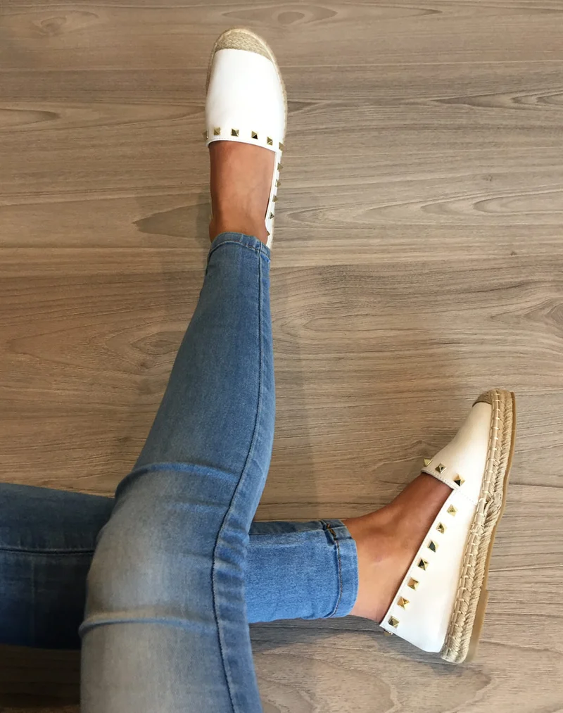 Espadrilles blanches à bout et semelle tressés