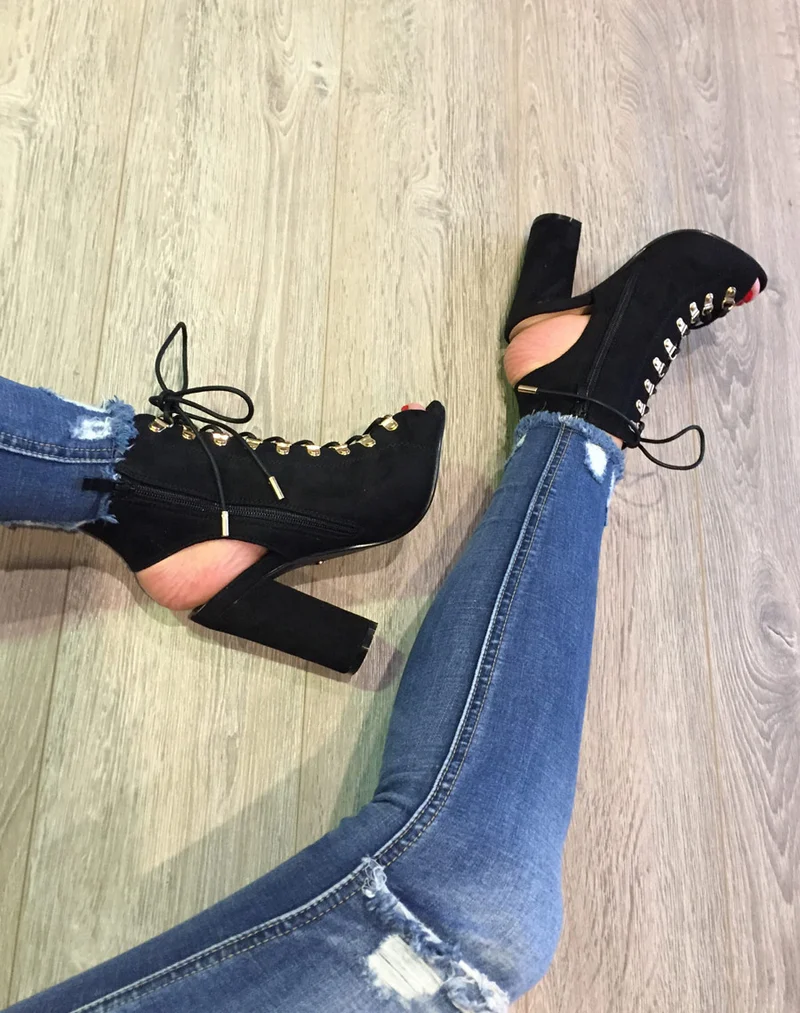Sandales en suédines ouvertes noires à talons