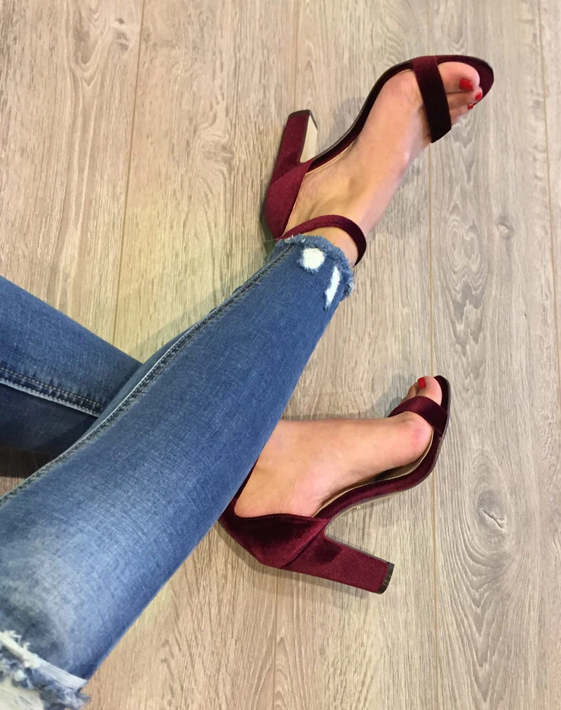 Sandales en velours bordeaux à talons