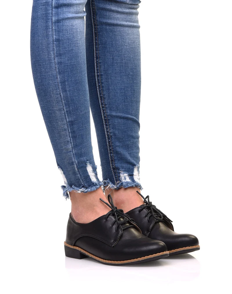 Derbies noires foncées à lacets