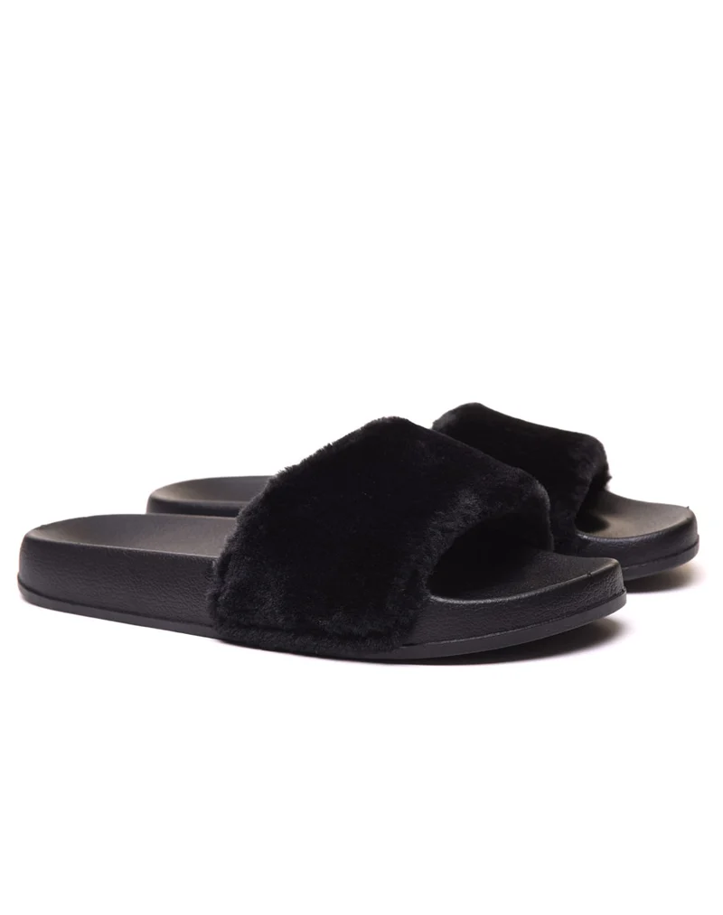 Claquettes noires à fourrure