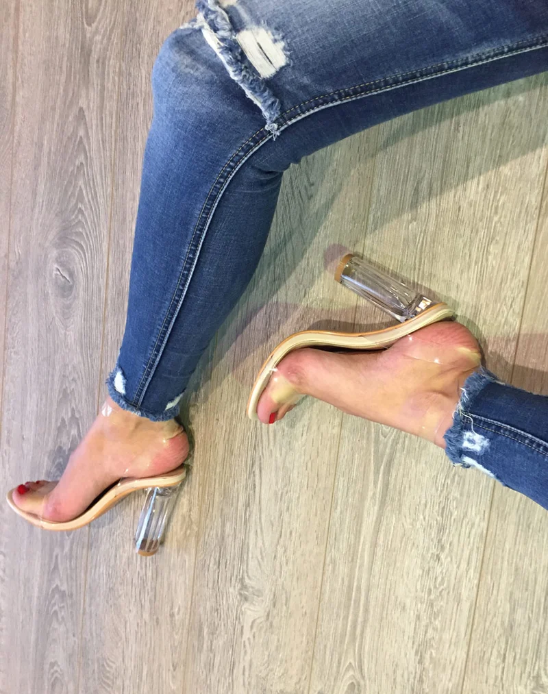 Sandales nudes à talons transparents