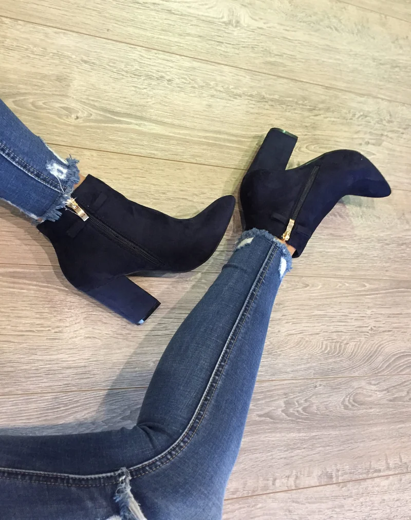 Bottines en suédine bleu nuit à talons