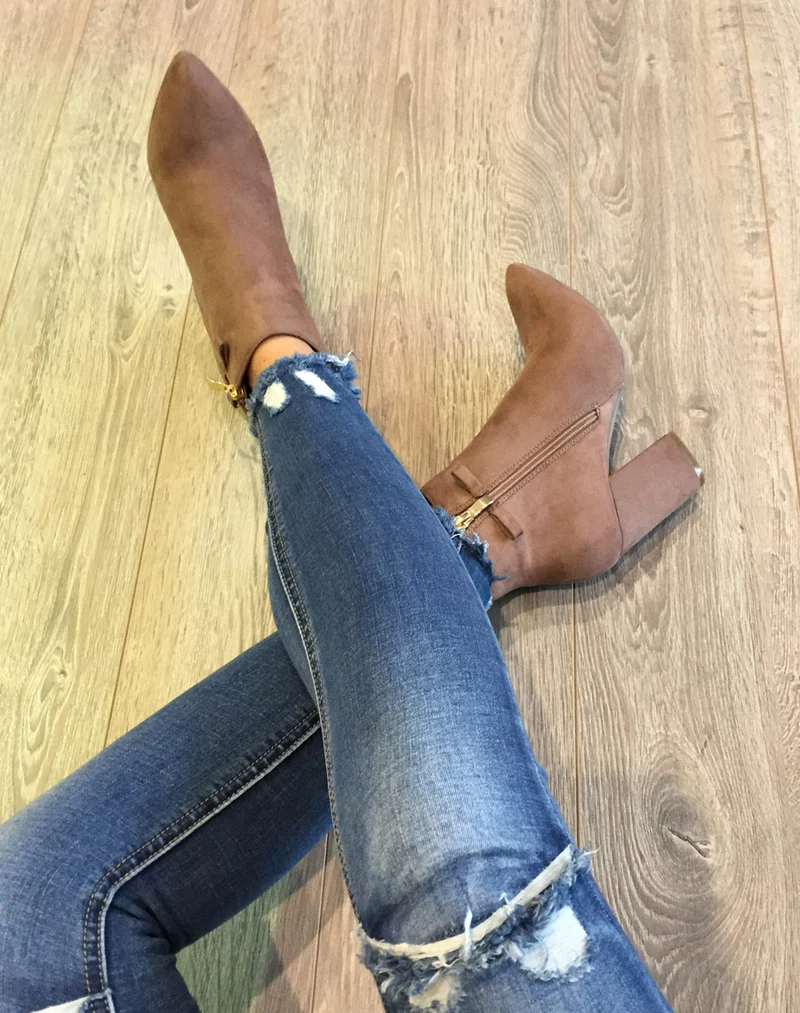 Bottines en suédine taupes à talons