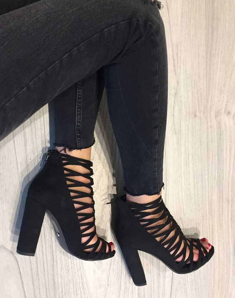 Sandales noires à talons & multiples lanières croisées