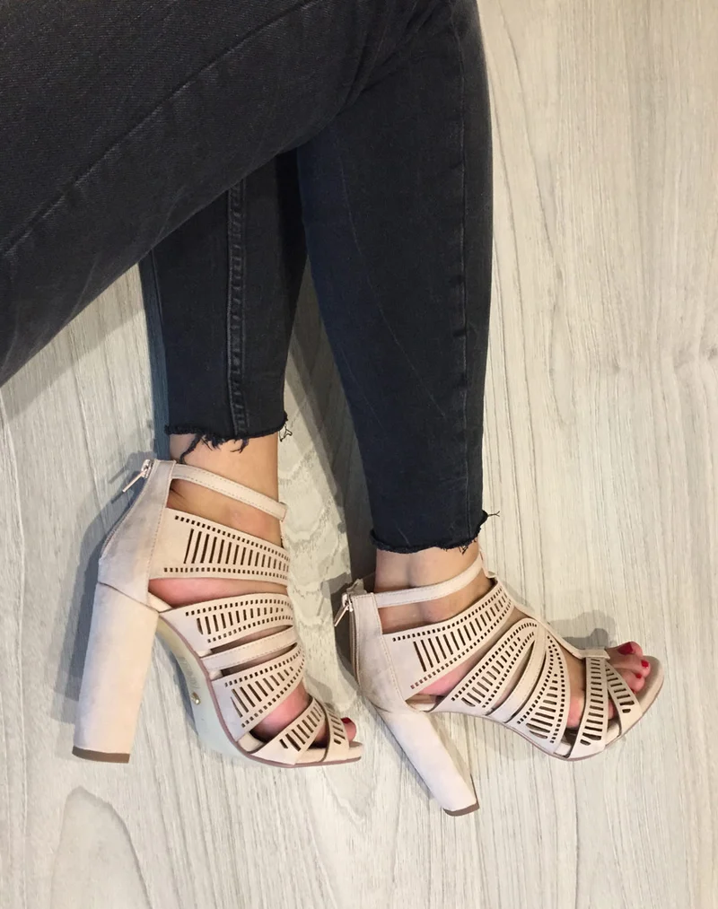 Sandales beiges à talons & détails multiples