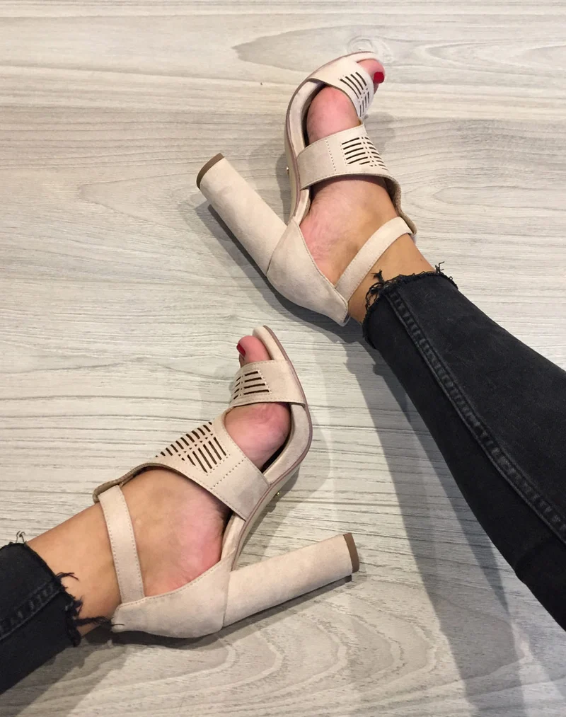 Sandales beiges en suédine à gros talons