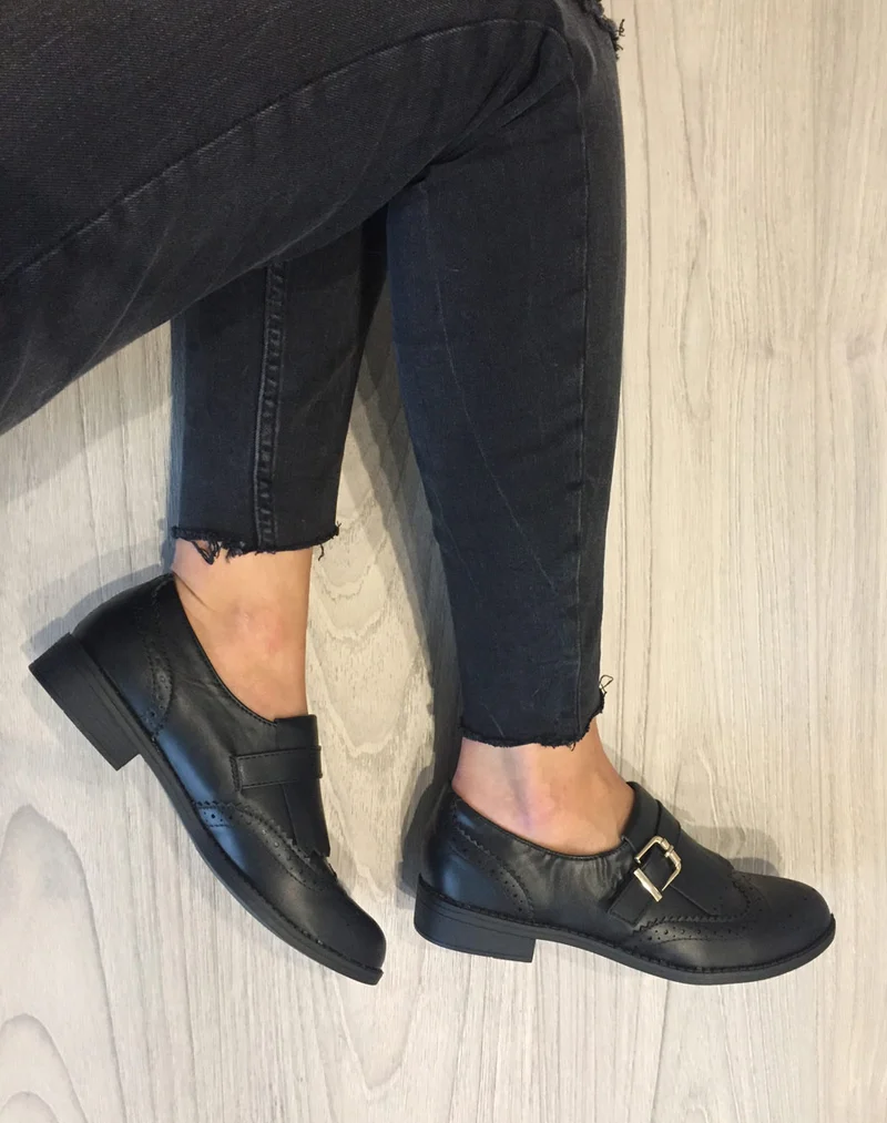 Derbies noires à sangle et franges