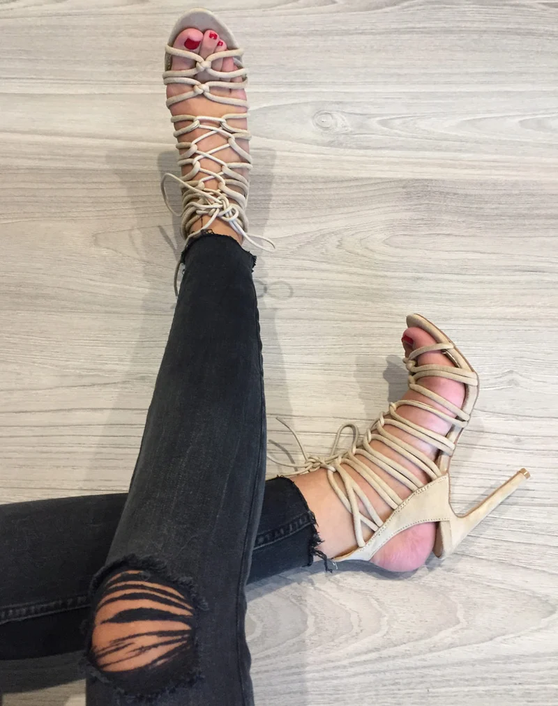 Sandales beiges à talons lacées en suédine