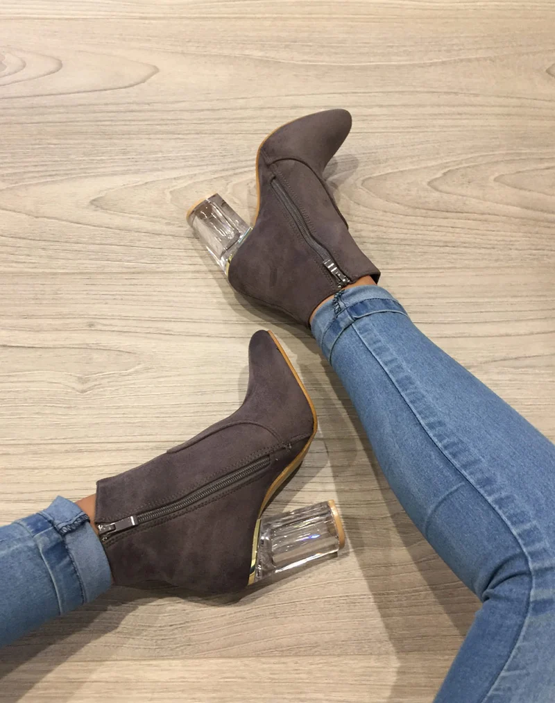 Bottines grises en suédine à talon transparent