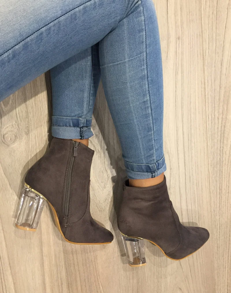 Bottines grises en suédine à talon transparent