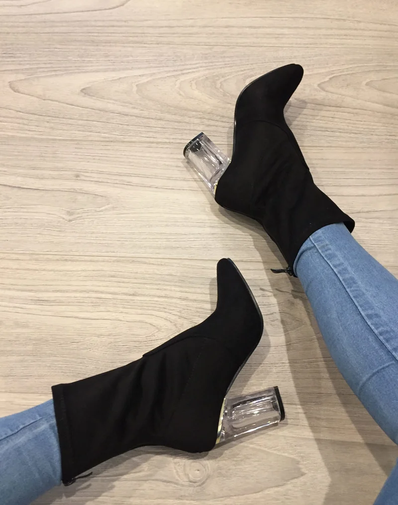 Bottines noires à talon transparent et haut souple