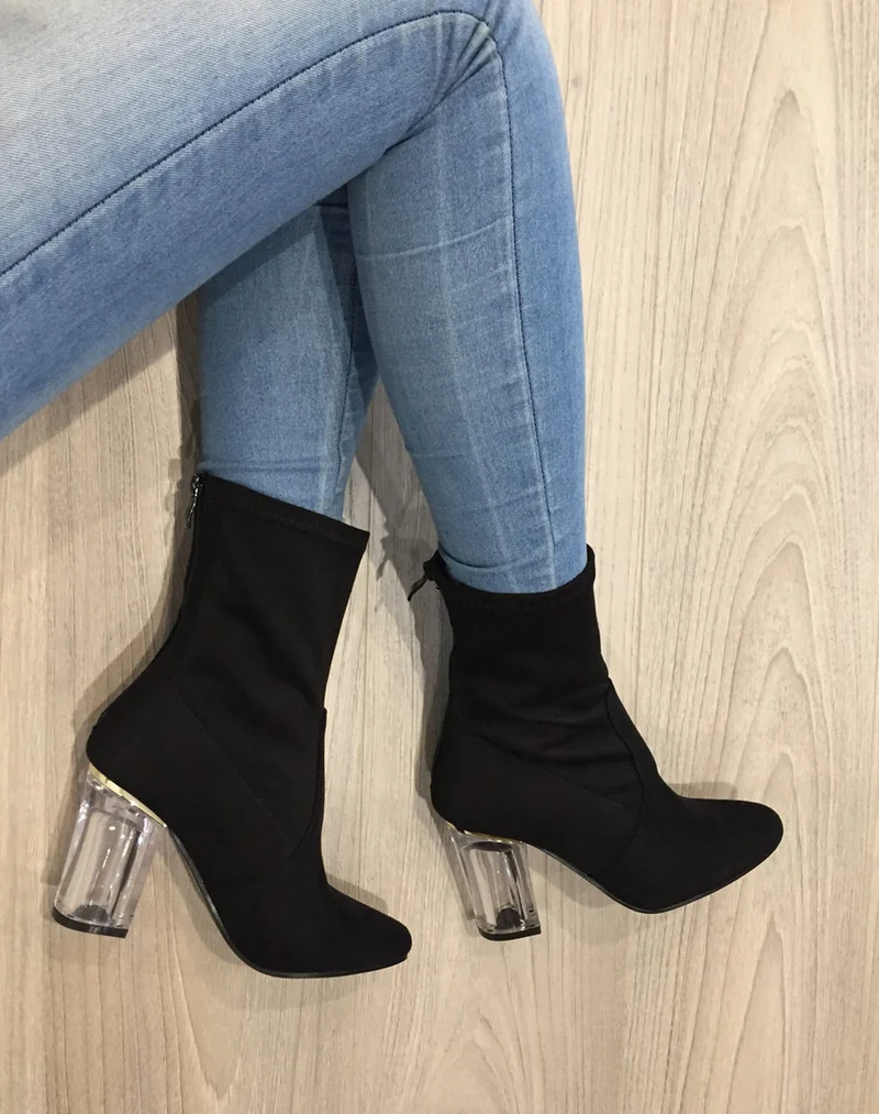 Bottines noires à talon transparent et haut souple