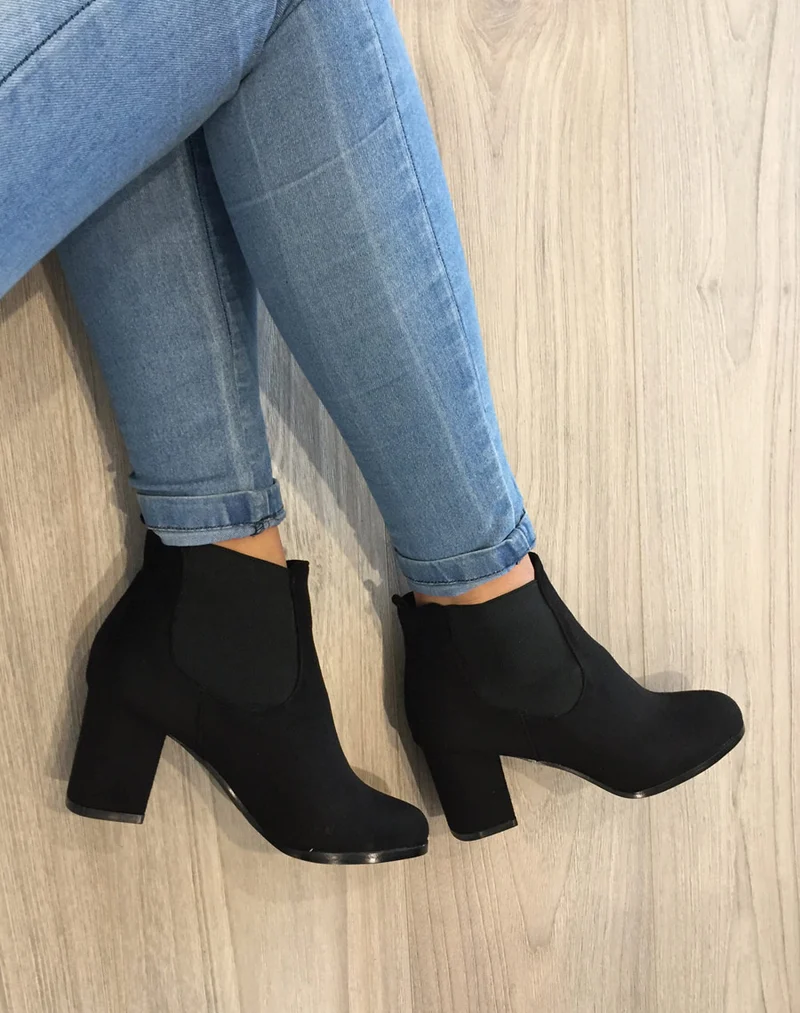 Bottines noires à talon mi haut en suédine
