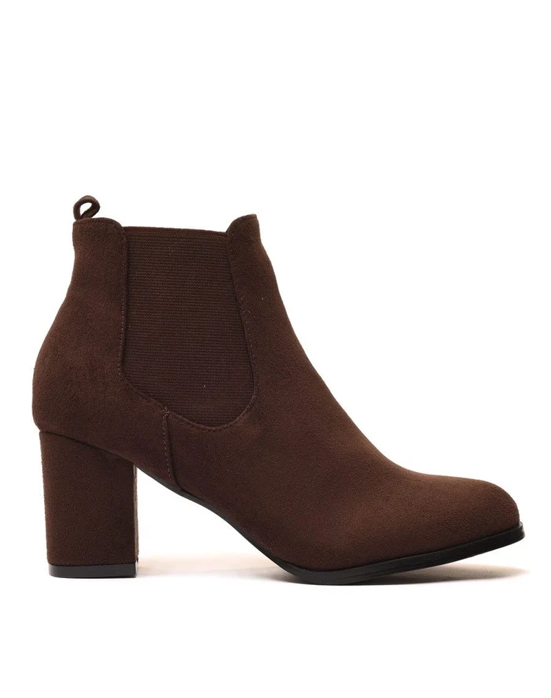 Bottines marron à talon mi haut en suédine