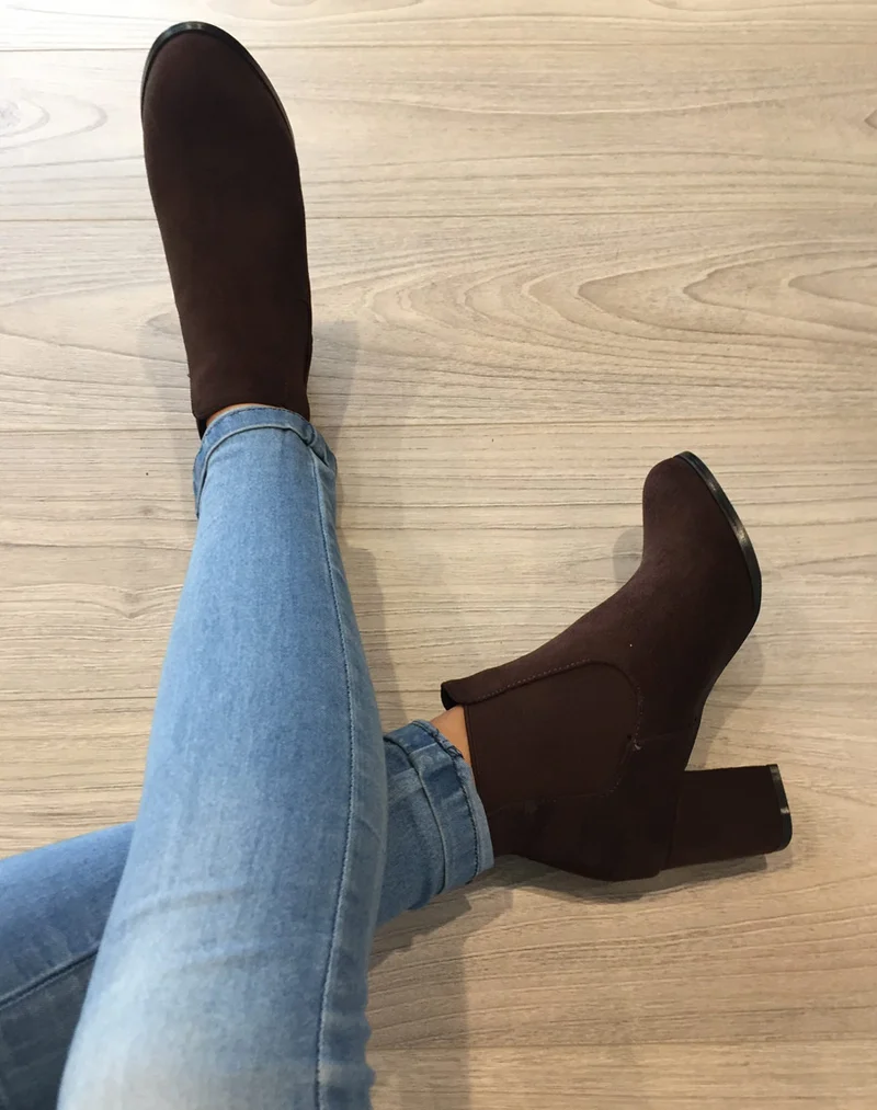 Bottines marron à talon mi haut en suédine