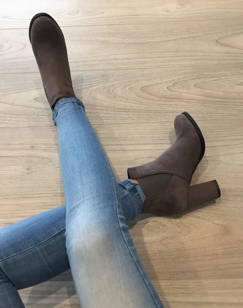 Bottines grises Chelsea en suédine à talon