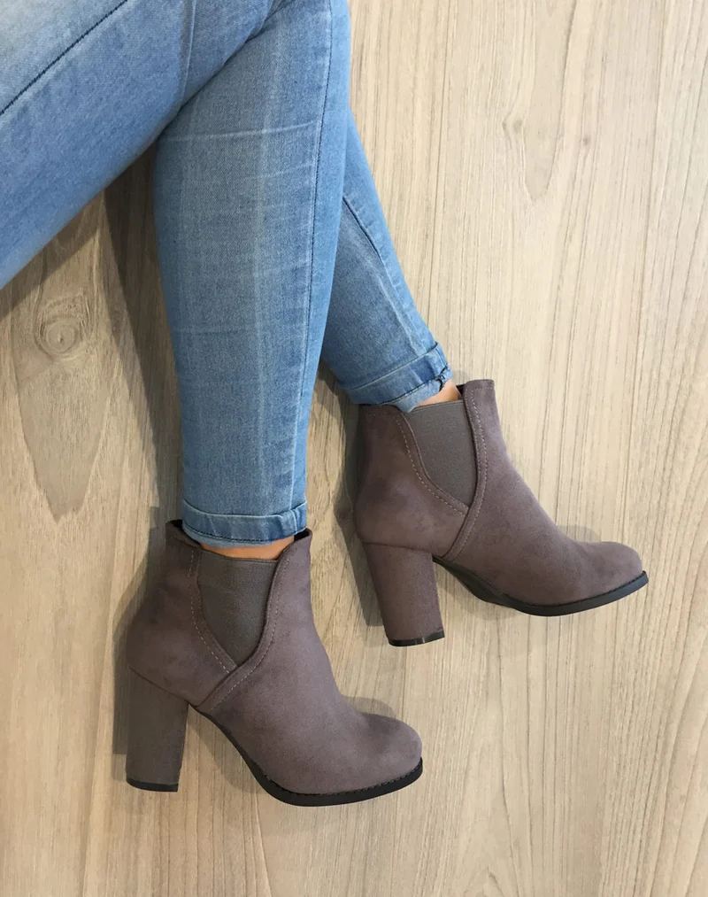 Bottines grises Chelsea en suédine à talon