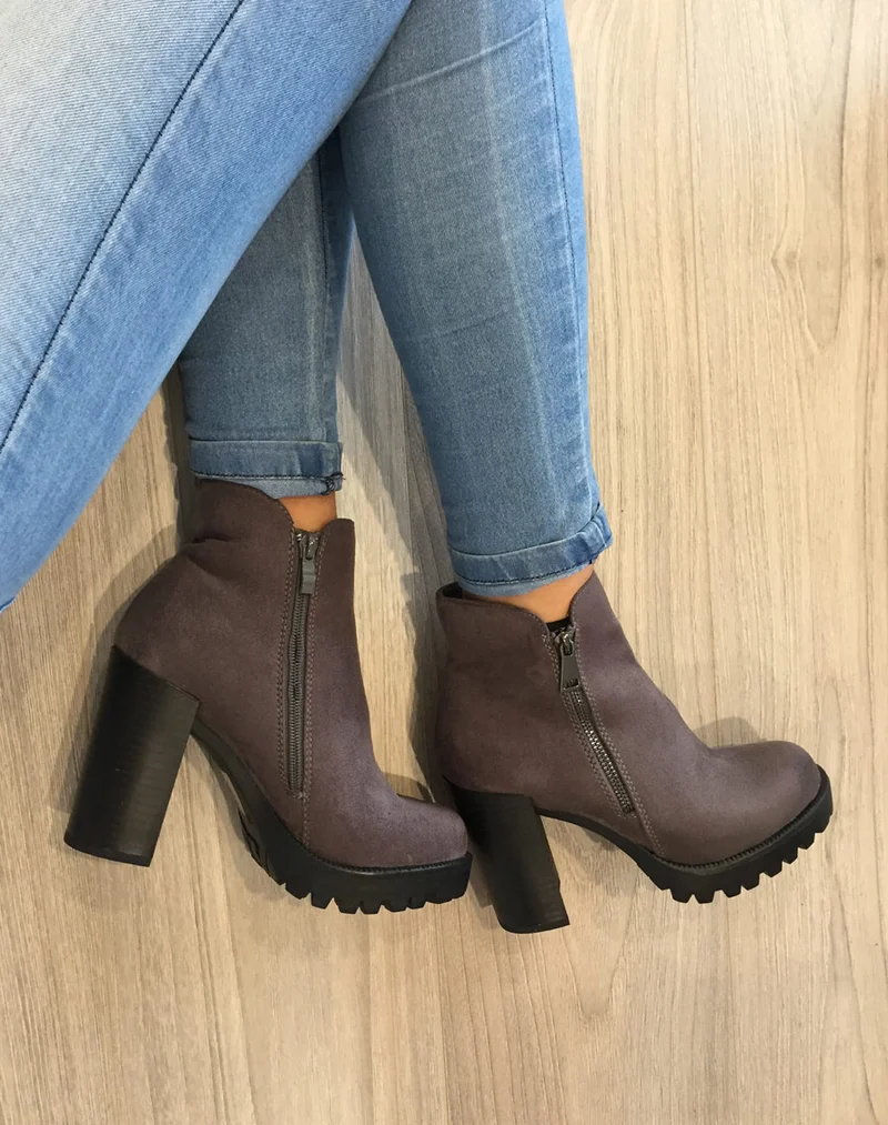 Bottines en suédine grises avec grosse semelle et talon