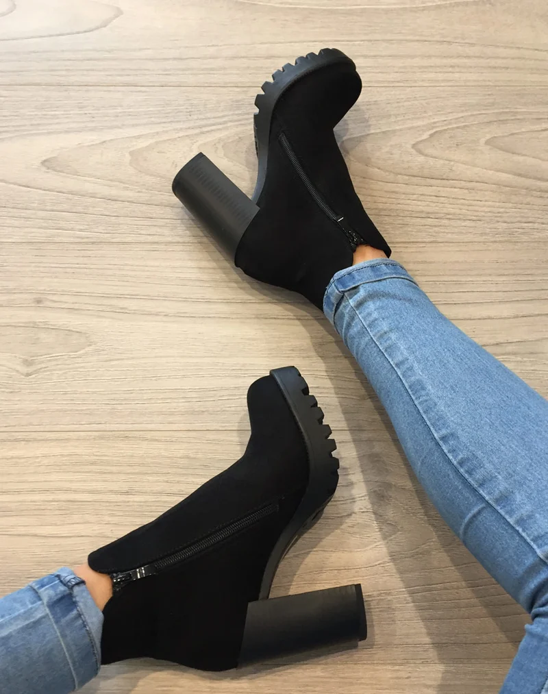 Bottines en suédine noires avec grosse semelle et talon