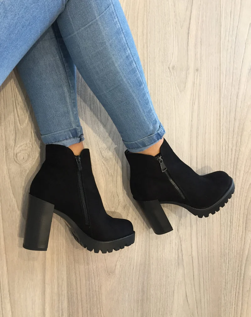 Bottines en suédine noires avec grosse semelle et talon