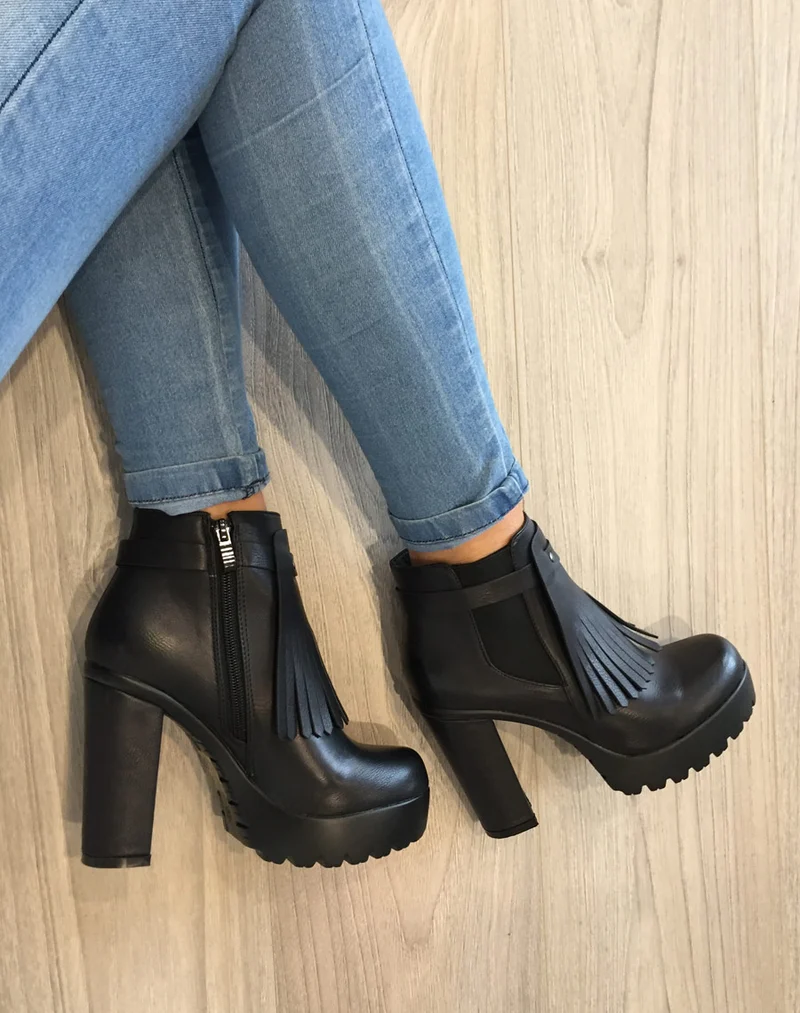 Bottines noires à franges et plateforme