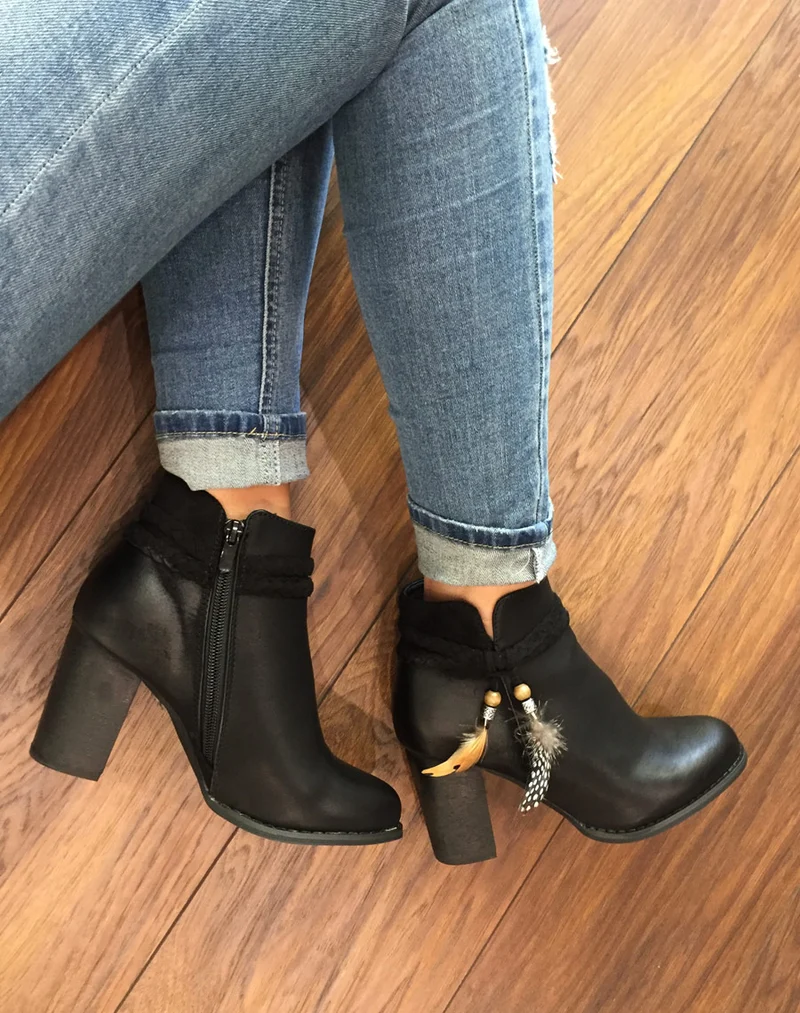 Bottines à talons noires avec plumes