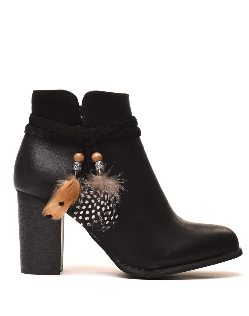 Bottines à talons noires avec plumes