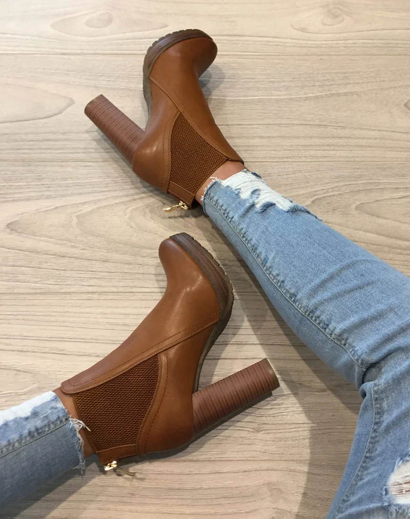 Bottines camelles à talons avec élastiques