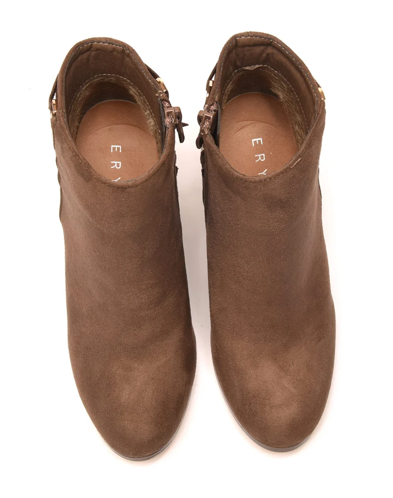 Bottines taupes suédine à talons et lacets arrière