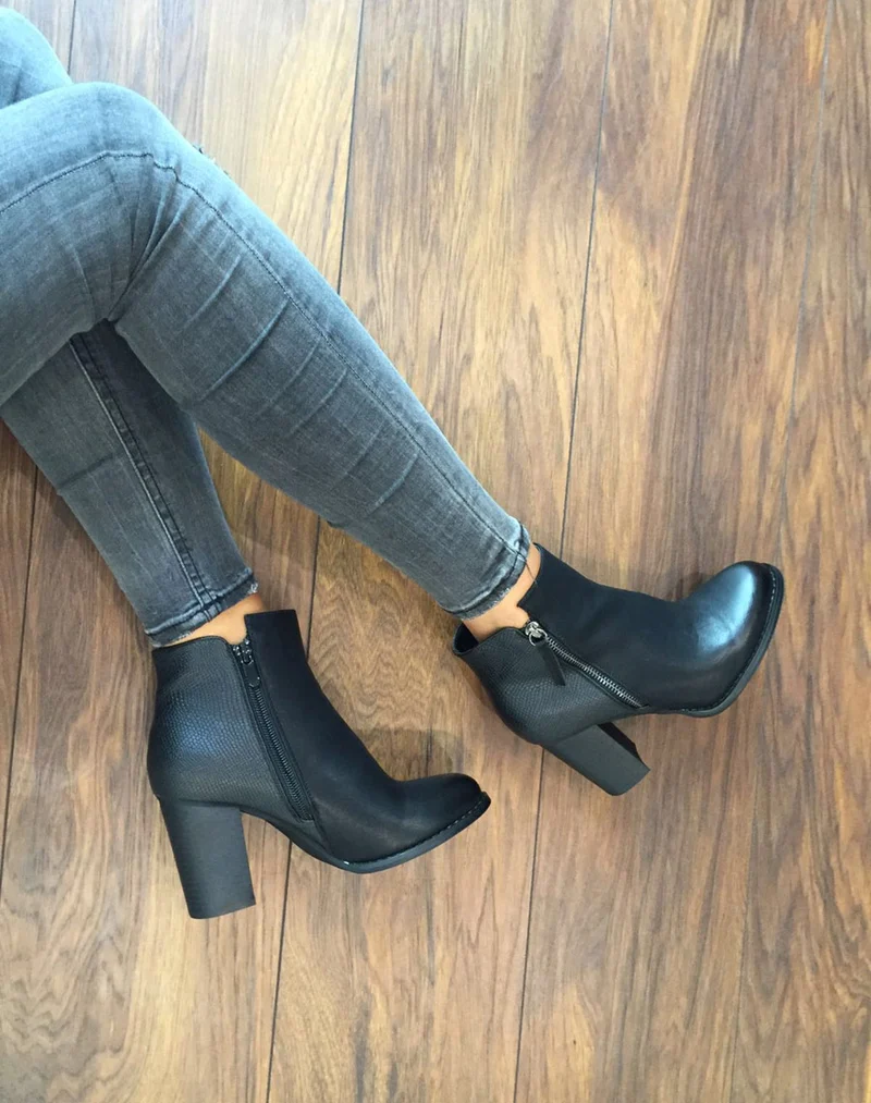 Bottines à talons noires avec motifs python
