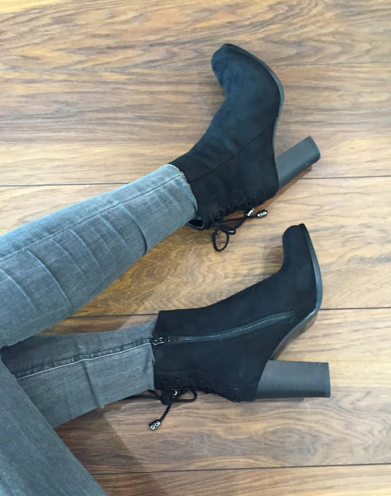 Bottines à talons noires avec lacet arrière décoratif